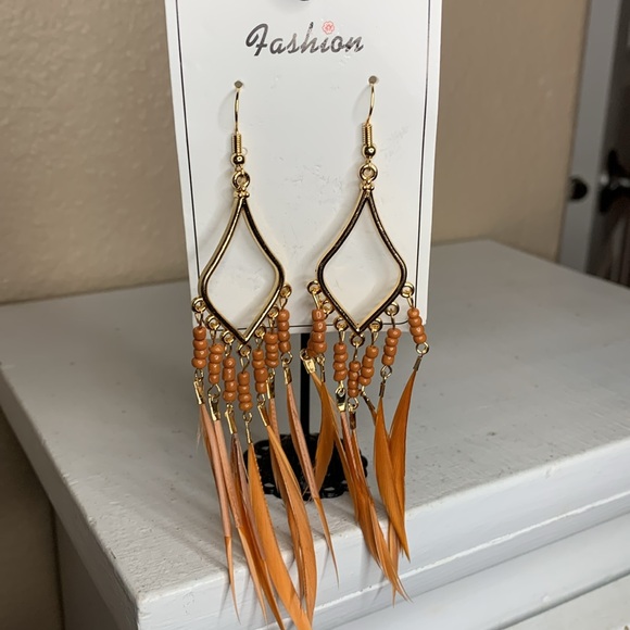 Boho long drop feather earrings NEW in pkg - Picture 2 of 2